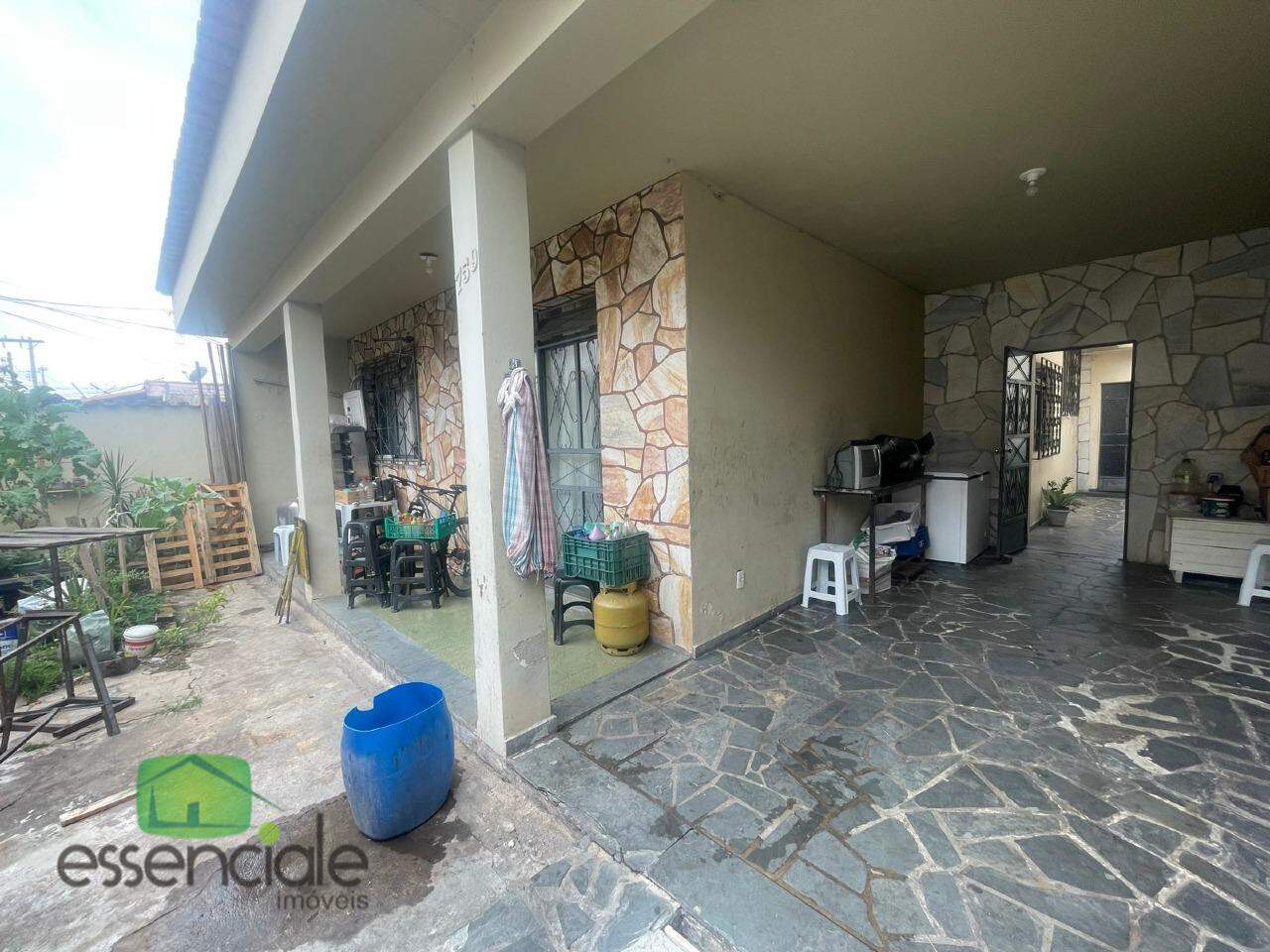 Casa à venda com 3 quartos, 360m² - Foto 1