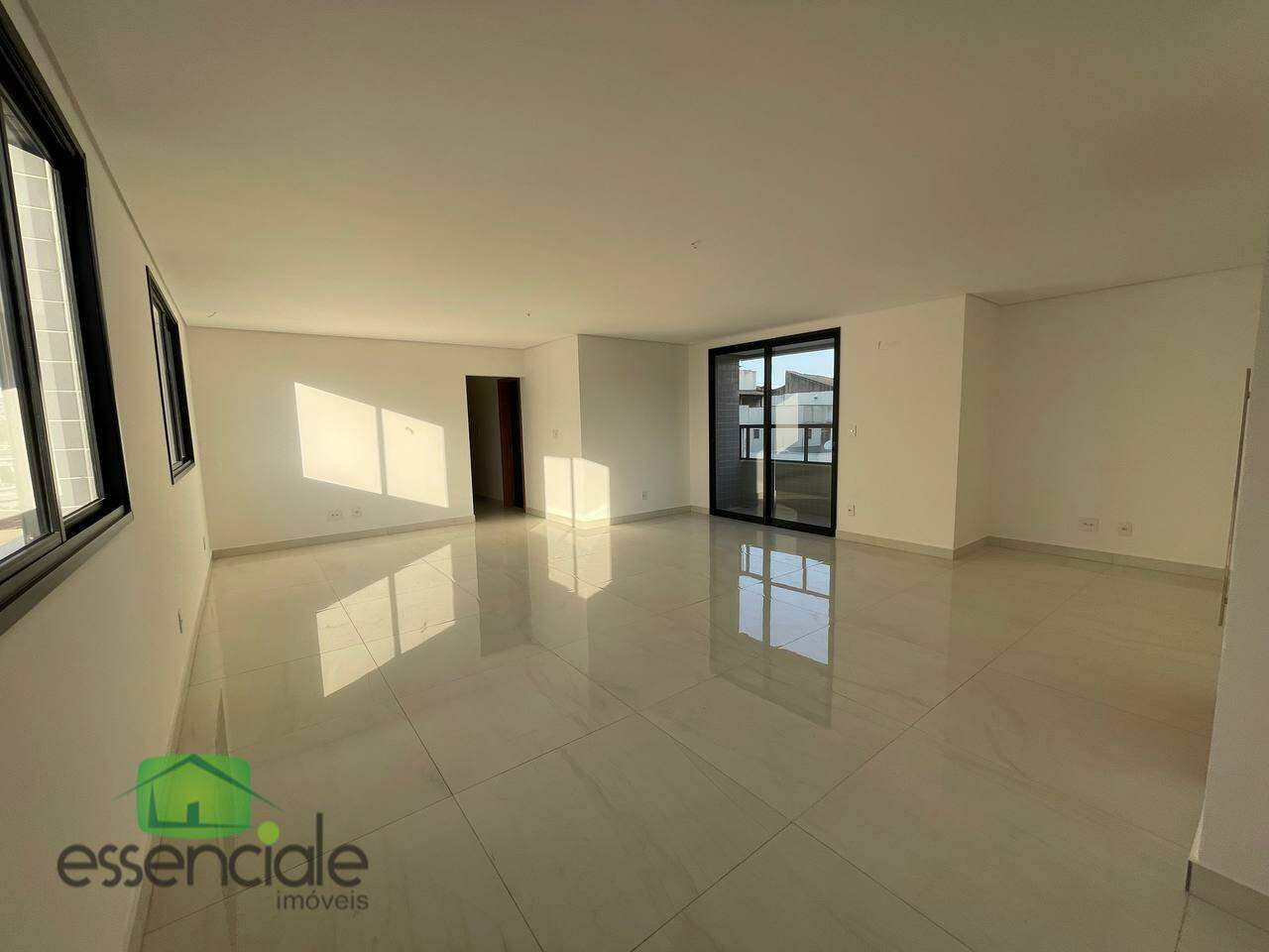 Apartamento à venda com 3 quartos, 150m² - Foto 2