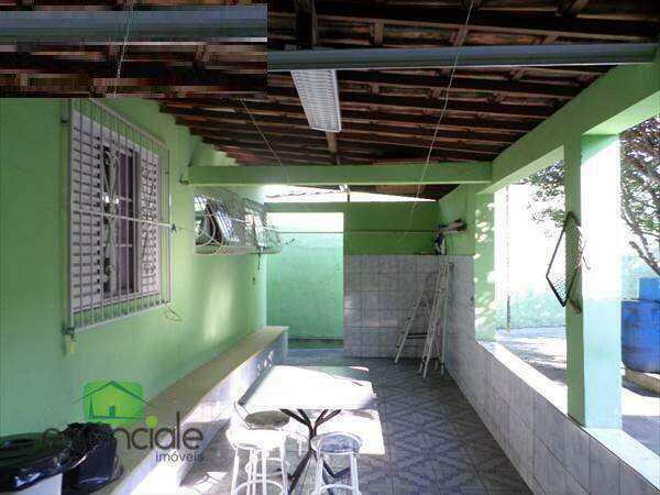 Casa para alugar com 4 quartos, 360m² - Foto 1