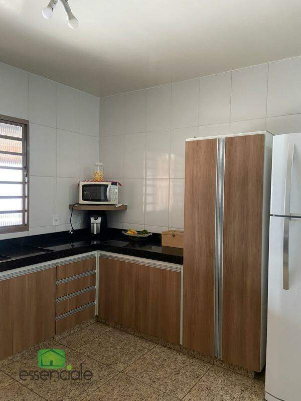 Casa à venda com 2 quartos, 250m² - Foto 15