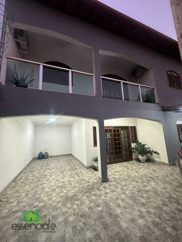 Casa à venda com 4 quartos, 300m² - Foto 1