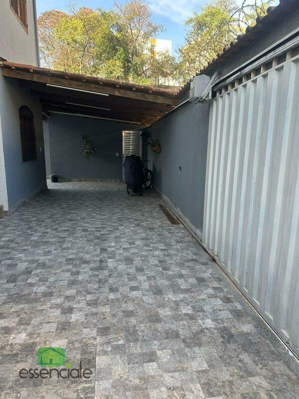 Casa à venda com 4 quartos, 300m² - Foto 2