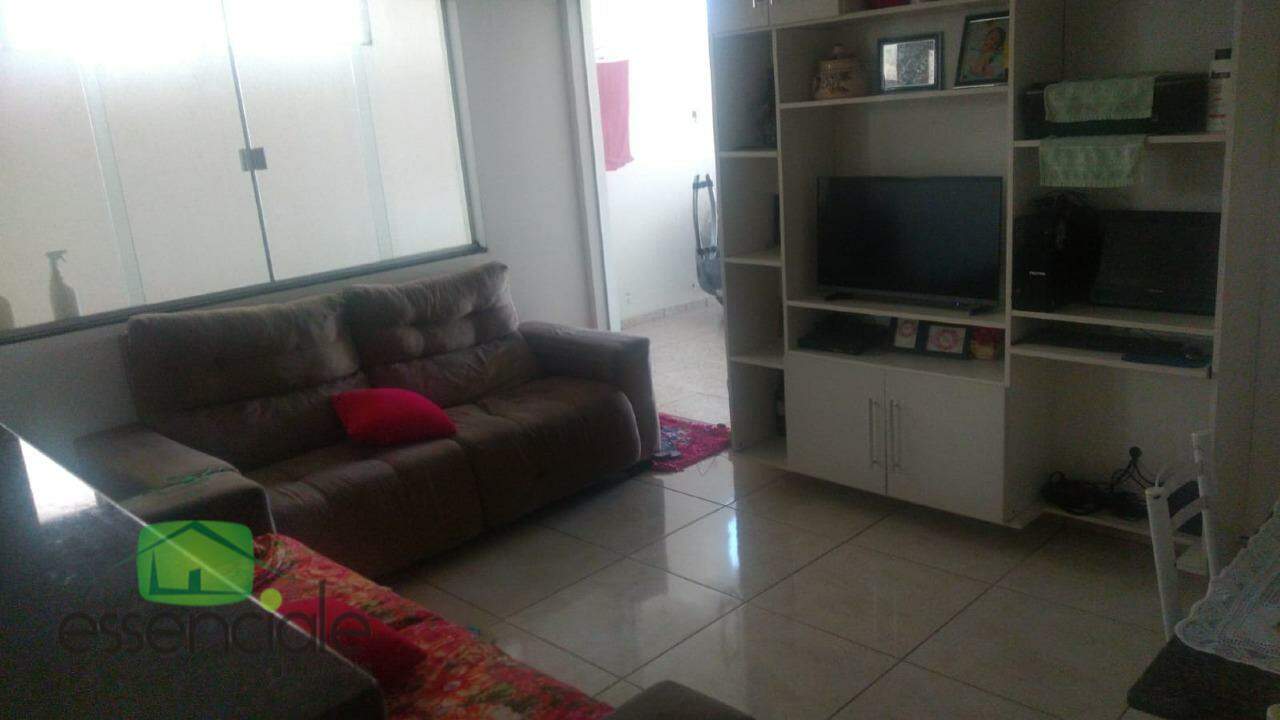 Casa à venda com 3 quartos, 80m² - Foto 1