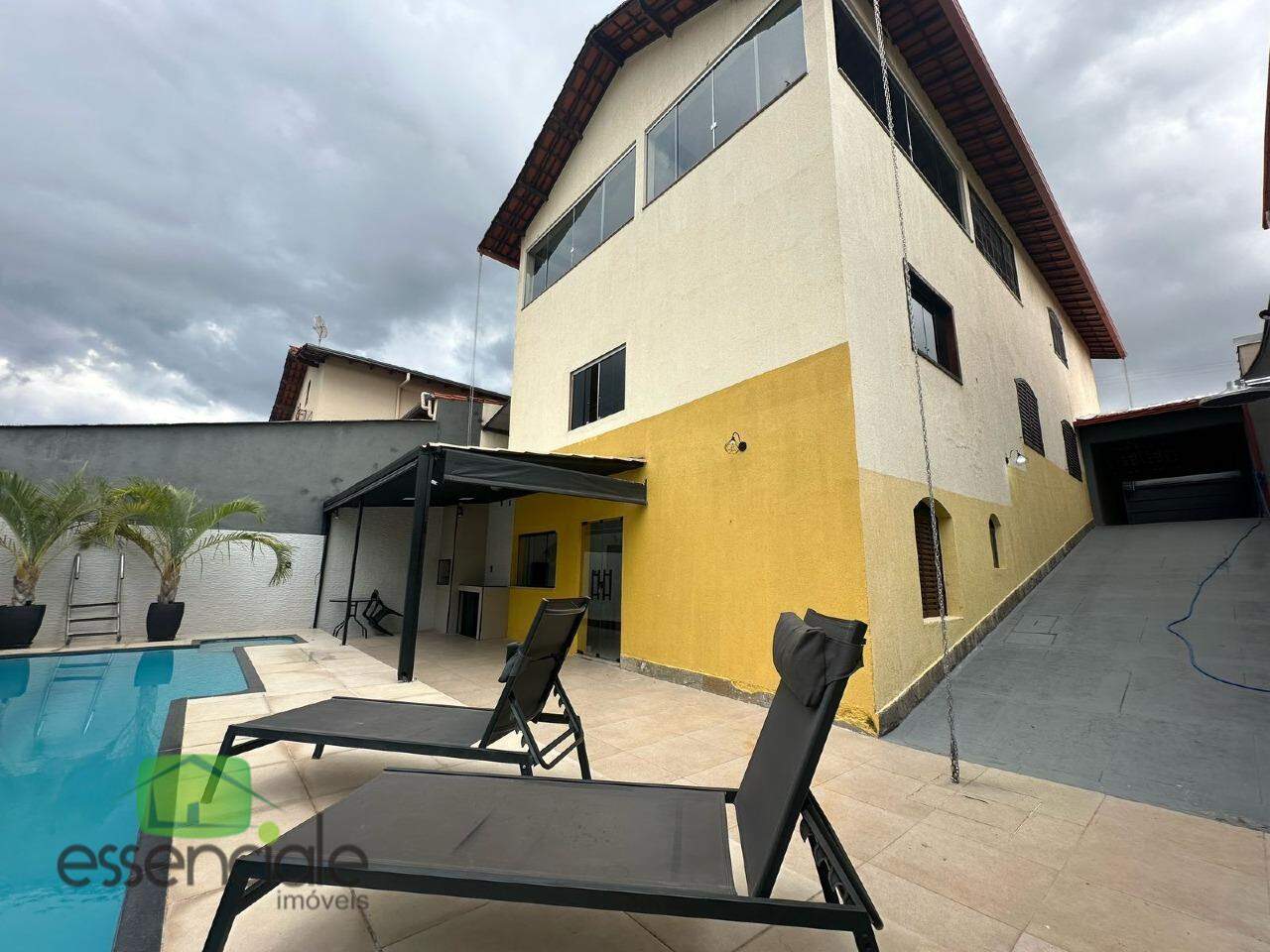 Casa à venda com 5 quartos, 350m² - Foto 1