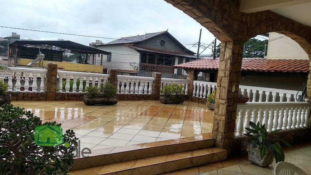 Casa para alugar com 6 quartos, 450m² - Foto 1
