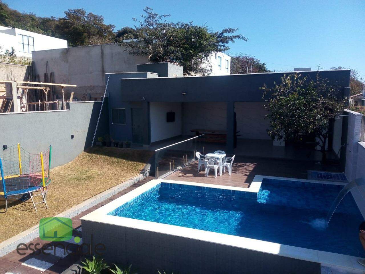 Casa à venda com 3 quartos, 300m² - Foto 2