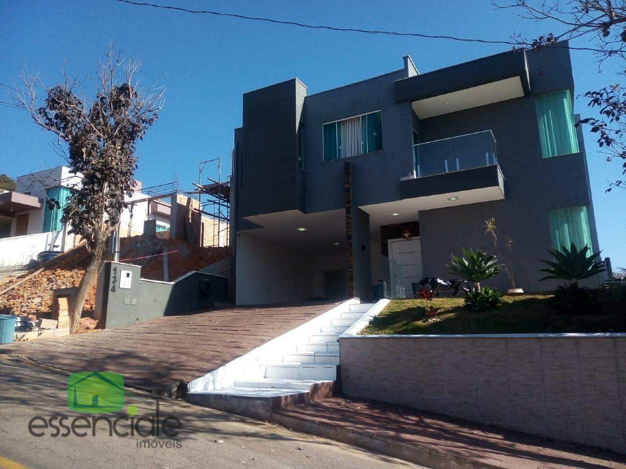 Casa à venda com 3 quartos, 300m² - Foto 1