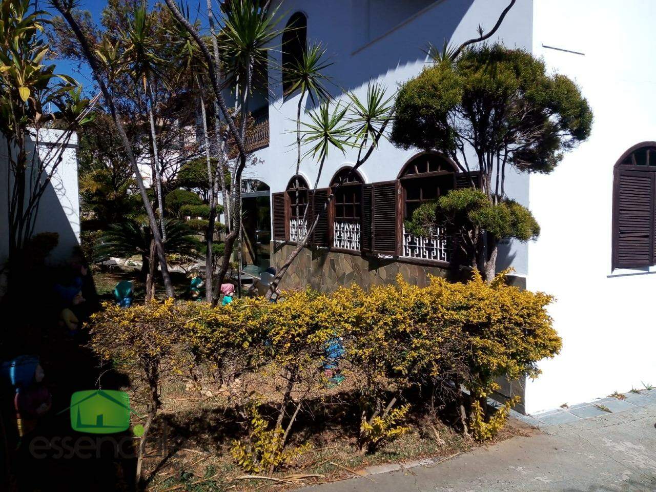 Casa para alugar com 6 quartos, 350m² - Foto 2