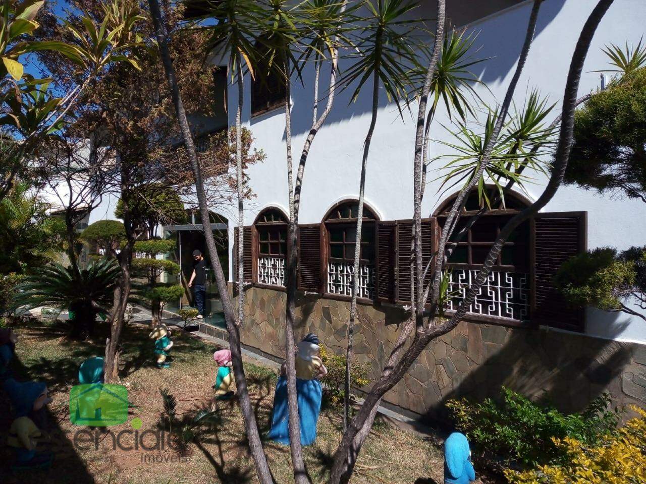 Casa para alugar com 6 quartos, 350m² - Foto 1