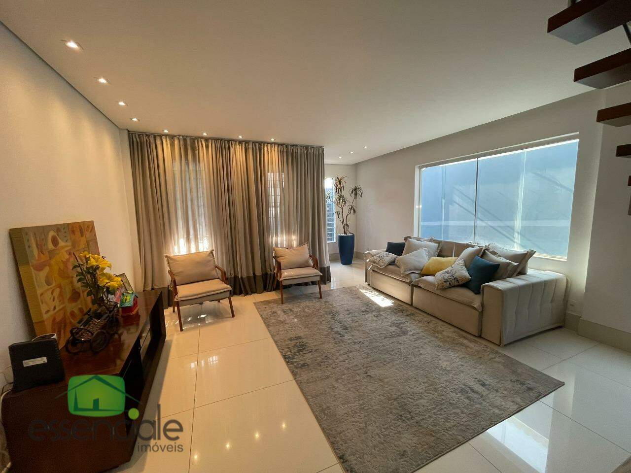 Casa à venda com 3 quartos, 310m² - Foto 2