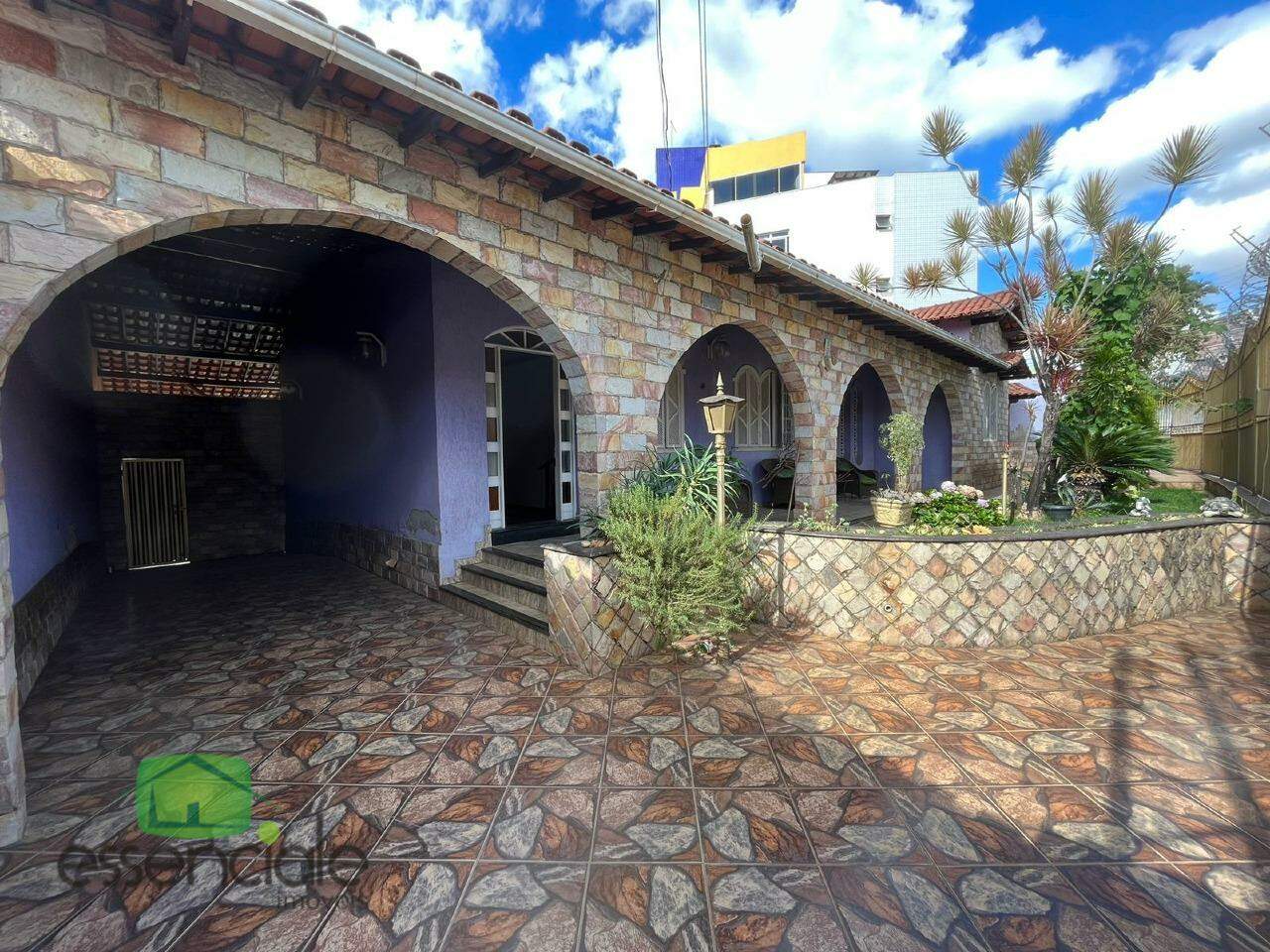 Casa para alugar com 4 quartos, 302m² - Foto 1