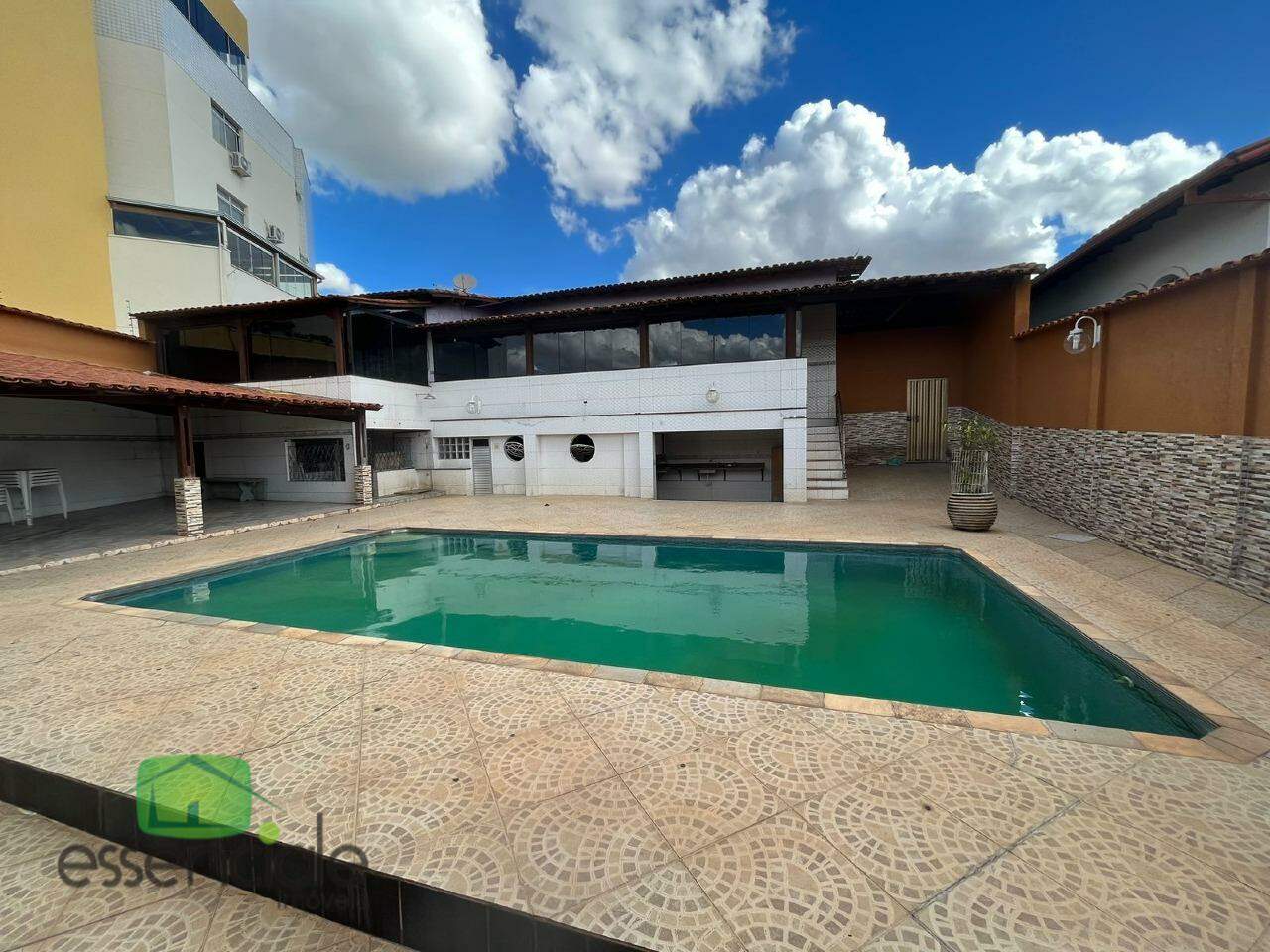 Casa para alugar com 4 quartos, 302m² - Foto 2