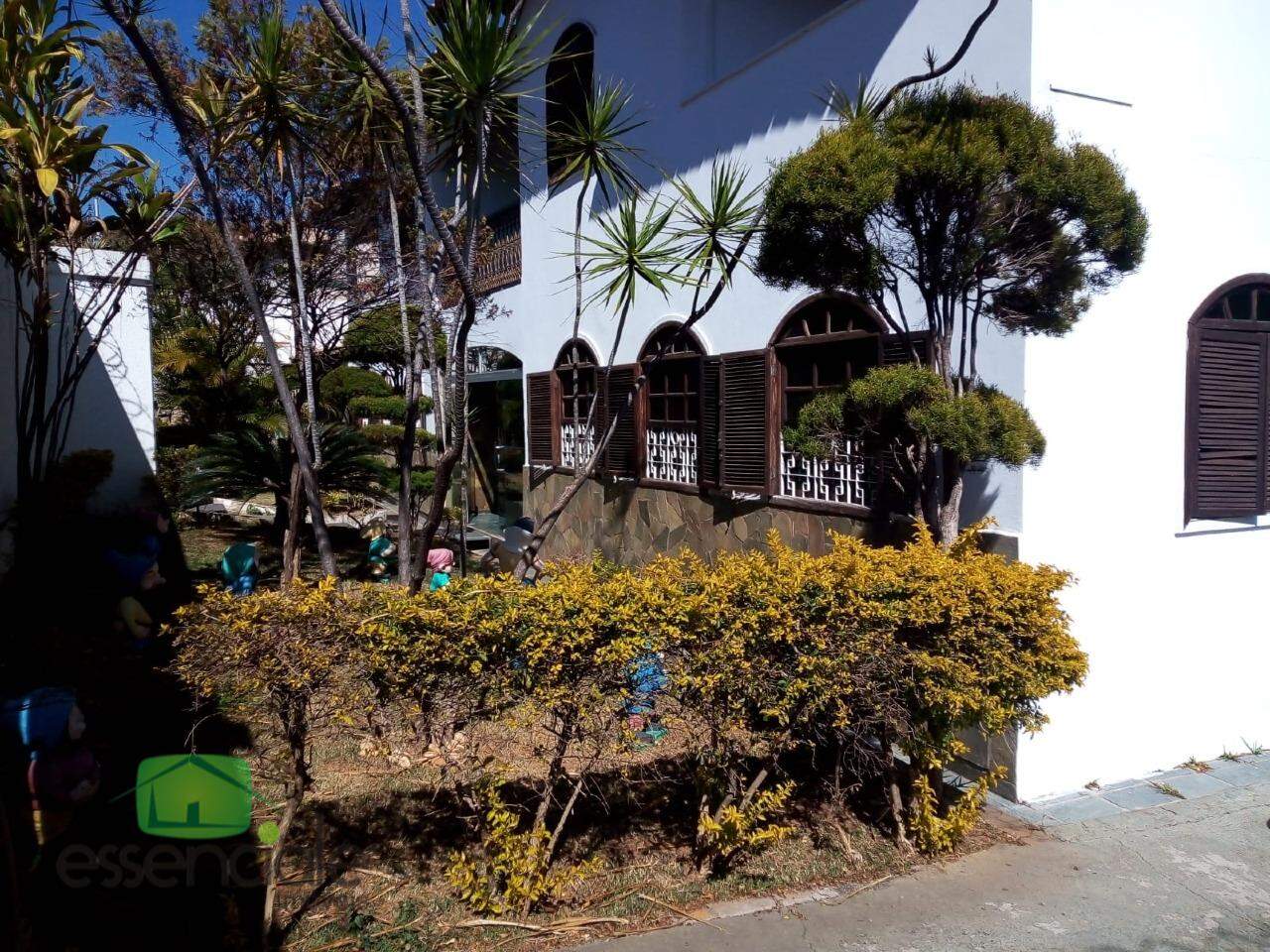 Casa para alugar com 6 quartos, 350m² - Foto 2