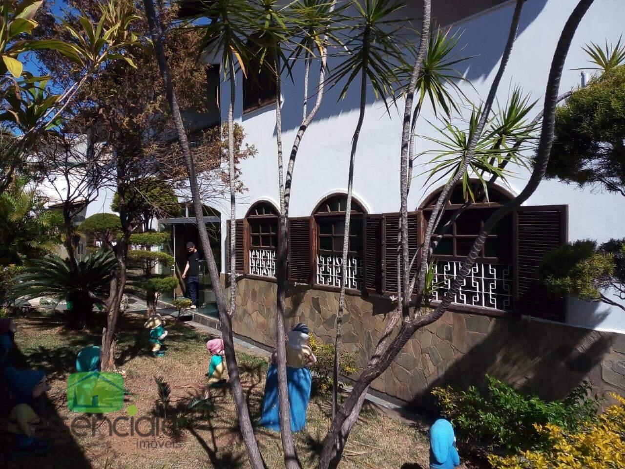 Casa para alugar com 6 quartos, 350m² - Foto 1