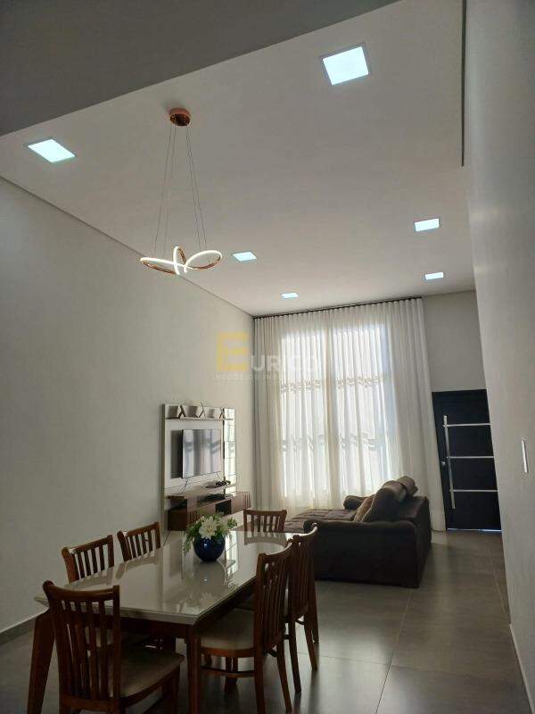 Casa à venda no JARDIM SANTA HELENA em Valinhos/SP: 