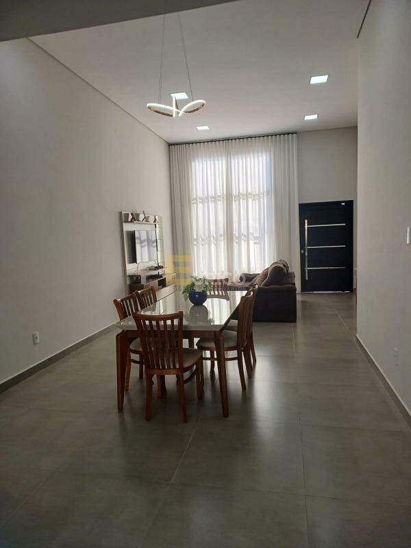 Casa à venda no JARDIM SANTA HELENA em Valinhos/SP: 