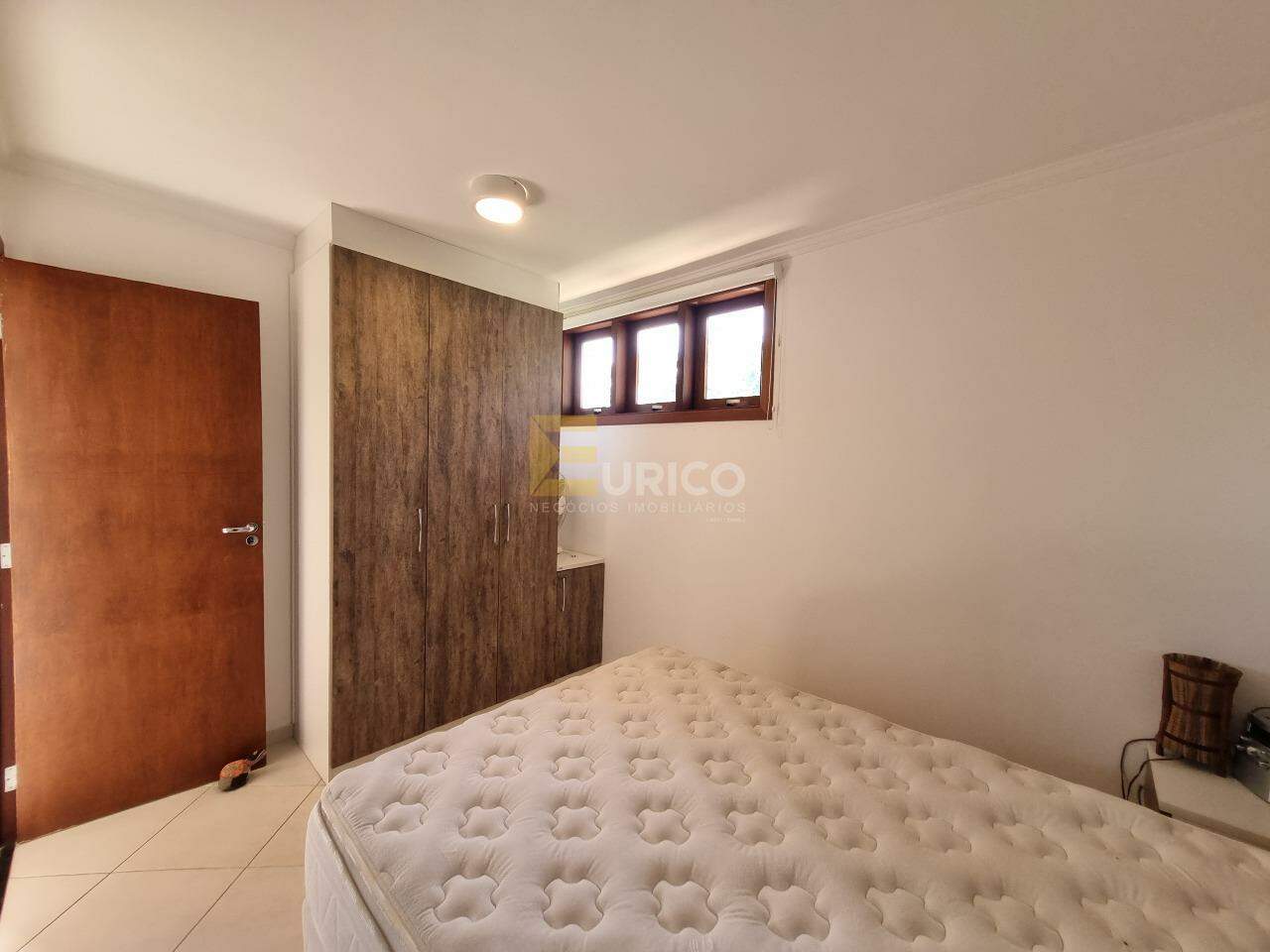 Casa em condomínio à venda no Condomínio Vale da Santa Fé em Vinhedo/SP: Suíte térrea