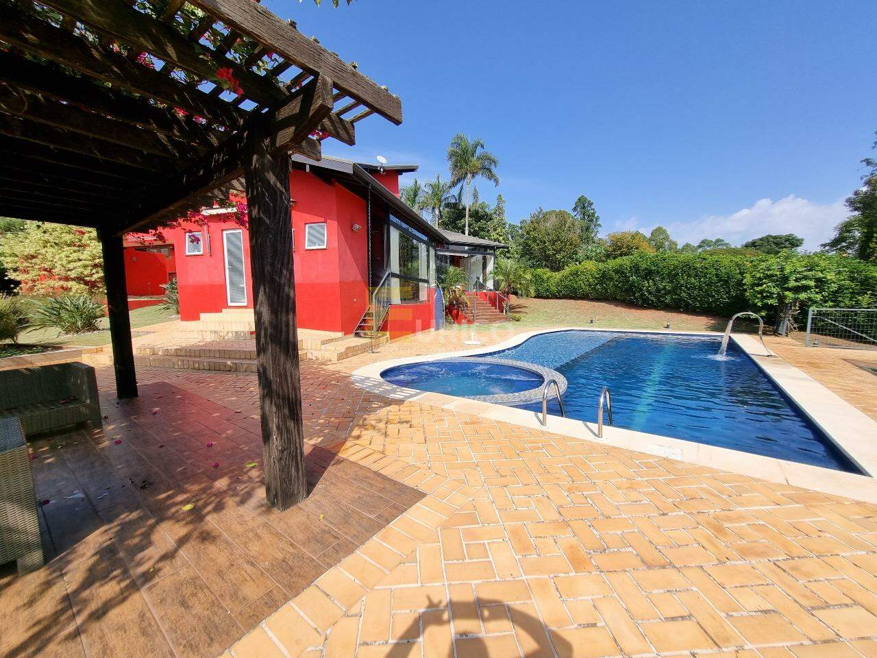 Casa em condomínio à venda no Condomínio Vale da Santa Fé em Vinhedo/SP: Vista lateral 
