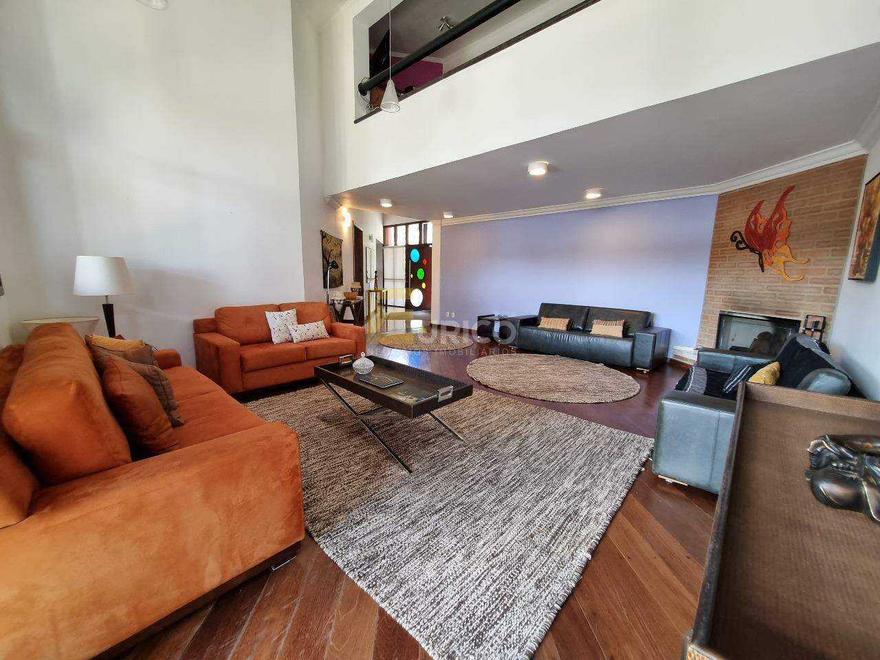 Casa em condomínio à venda no Condomínio Vale da Santa Fé em Vinhedo/SP: Sala de estar