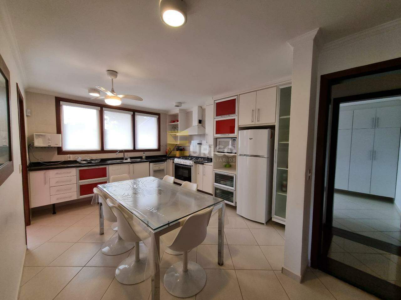 Casa em condomínio à venda no Condomínio Vale da Santa Fé em Vinhedo/SP: Cozinha equipada