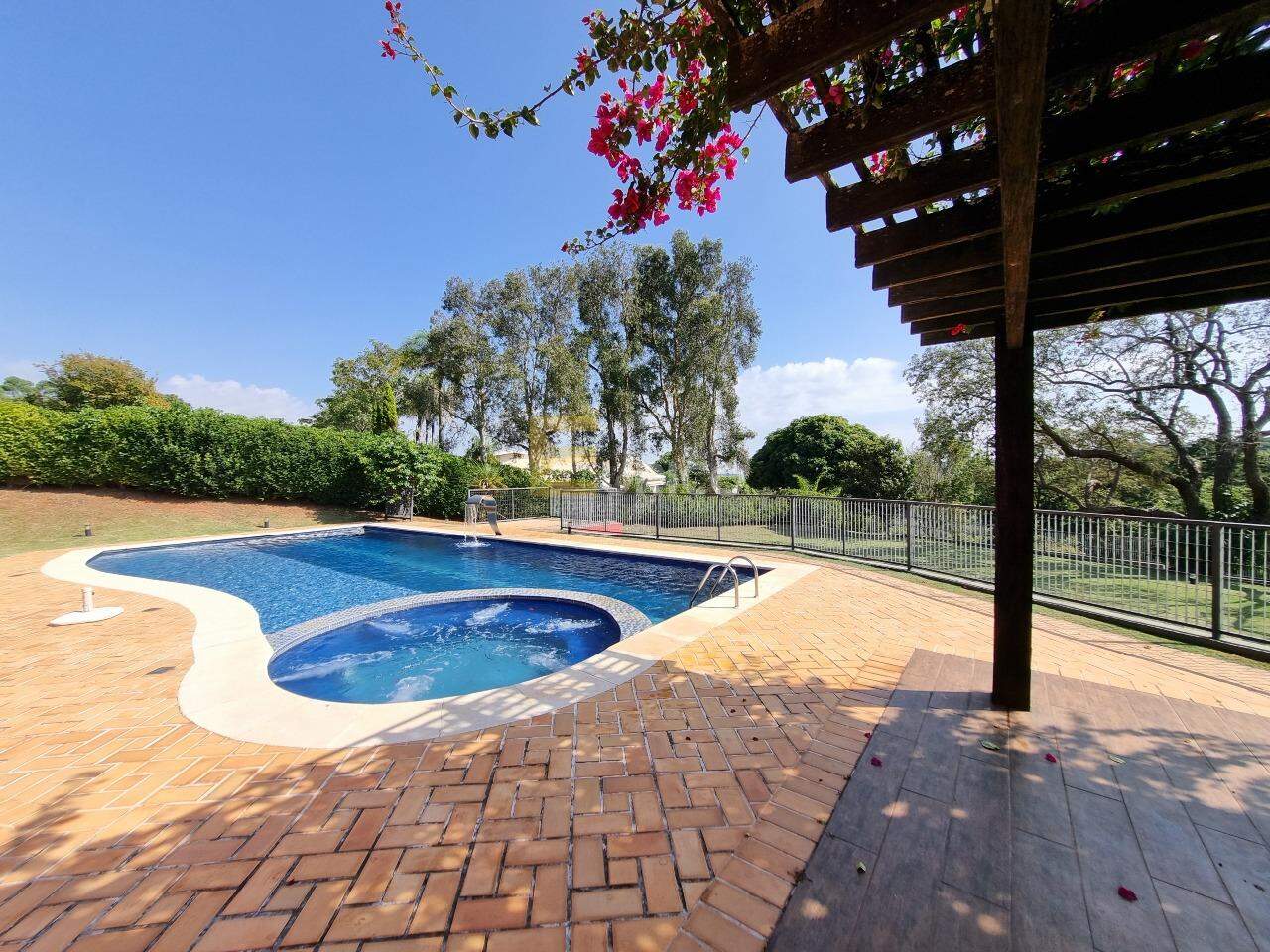 Casa em condomínio à venda no Condomínio Vale da Santa Fé em Vinhedo/SP: Piscina - Spa - Pergolado