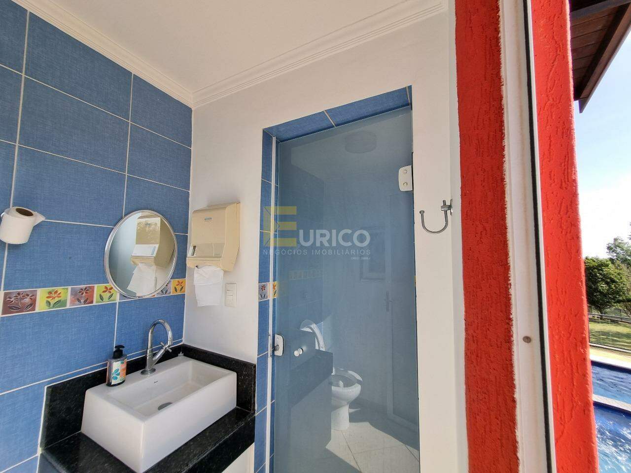 Casa em condomínio à venda no Condomínio Vale da Santa Fé em Vinhedo/SP: Banheiro para piscina 