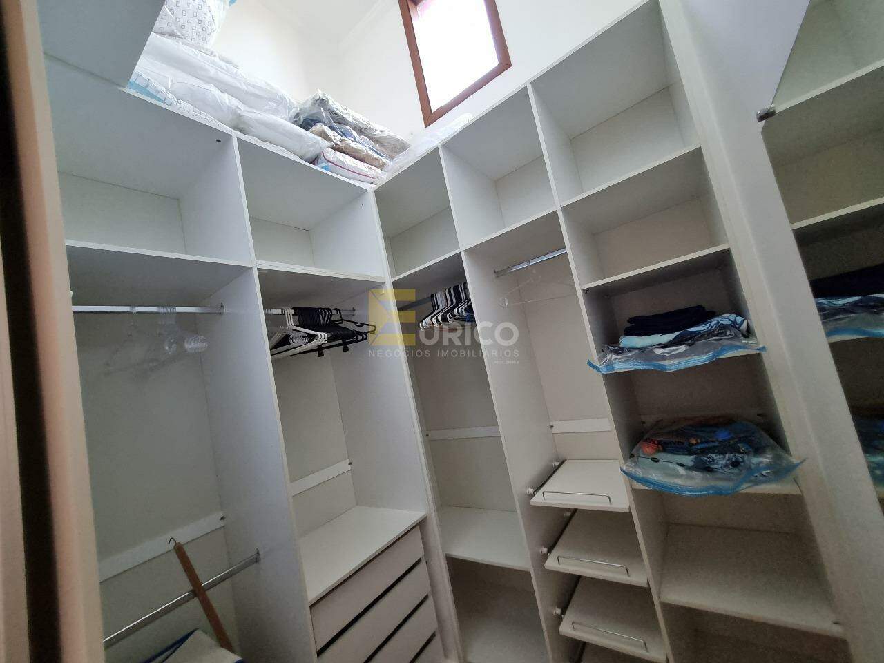 Casa em condomínio à venda no Condomínio Vale da Santa Fé em Vinhedo/SP: Closet da suíte máster