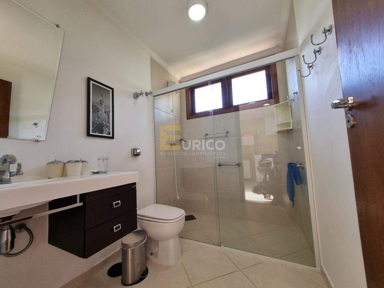Casa em condomínio à venda no Condomínio Vale da Santa Fé em Vinhedo/SP: banheiro suíte térrea