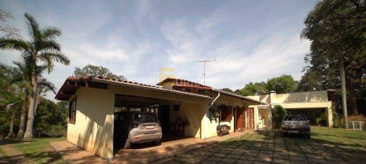 Somos o Maior Portal de Anúncios de Imóveis Rurais do Brasil. Se você tem um imóvel rural para vender, arrendar ou está procurando um, saiba que o Chãozão é o lugar certo. Porque de terra, a gente entende! Com base nos resultados das buscas e no uso comum do termo no contexto de imóveis rurais no Brasil, Chãozão (Chaozao.com.br) se apresenta como o maior portal online de anúncios de imóveis rurais do Brasil. Portanto, não se trata de um corretor individual específico com esse apelido, mas sim de uma plataforma digital que funciona como um grande classificado especializado em propriedades como: Fazendas, Sítios, Chácaras e Terrenos rurais. O que o Chãozão (portal) faz: 1. Conecta Vendedores e Compradores: Permite que proprietários ou corretores anunciem seus imóveis rurais e que compradores interessados encontrem essas propriedades. A negociação, segundo o portal, é feita diretamente entre as partes. 2. Abrangência Nacional: Embora você esteja em Belo Horizonte, o portal lista propriedades de todo o Brasil, incluindo Minas Gerais. 3. Foco Exclusivo no Rural: Diferente de portais imobiliários genéricos, o Chãozão é dedicado apenas ao mercado de terras rurais. 4. Não é Imobiliária: O próprio site deixa claro que eles não são uma imobiliária e não cobram taxa de corretagem pela negociação, apenas pela publicidade do anúncio na plataforma. Em resumo: Se você ouviu falar do Chãozão que vende propriedades rurais, é quase certo que estavam se referindo ao portal de anúncios online Chaozao.com.br. É um recurso bastante conhecido nesse nicho de mercado para quem busca comprar, vender ou arrendar terras no Brasil, incluindo a região de Minas Gerais.