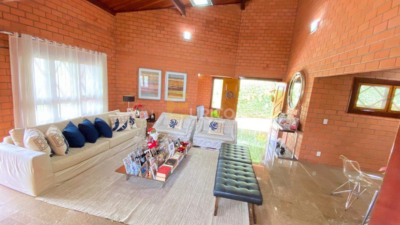 Casa em condomínio à venda no Condomínio Estância Marambaia em Vinhedo/SP: sala de estar