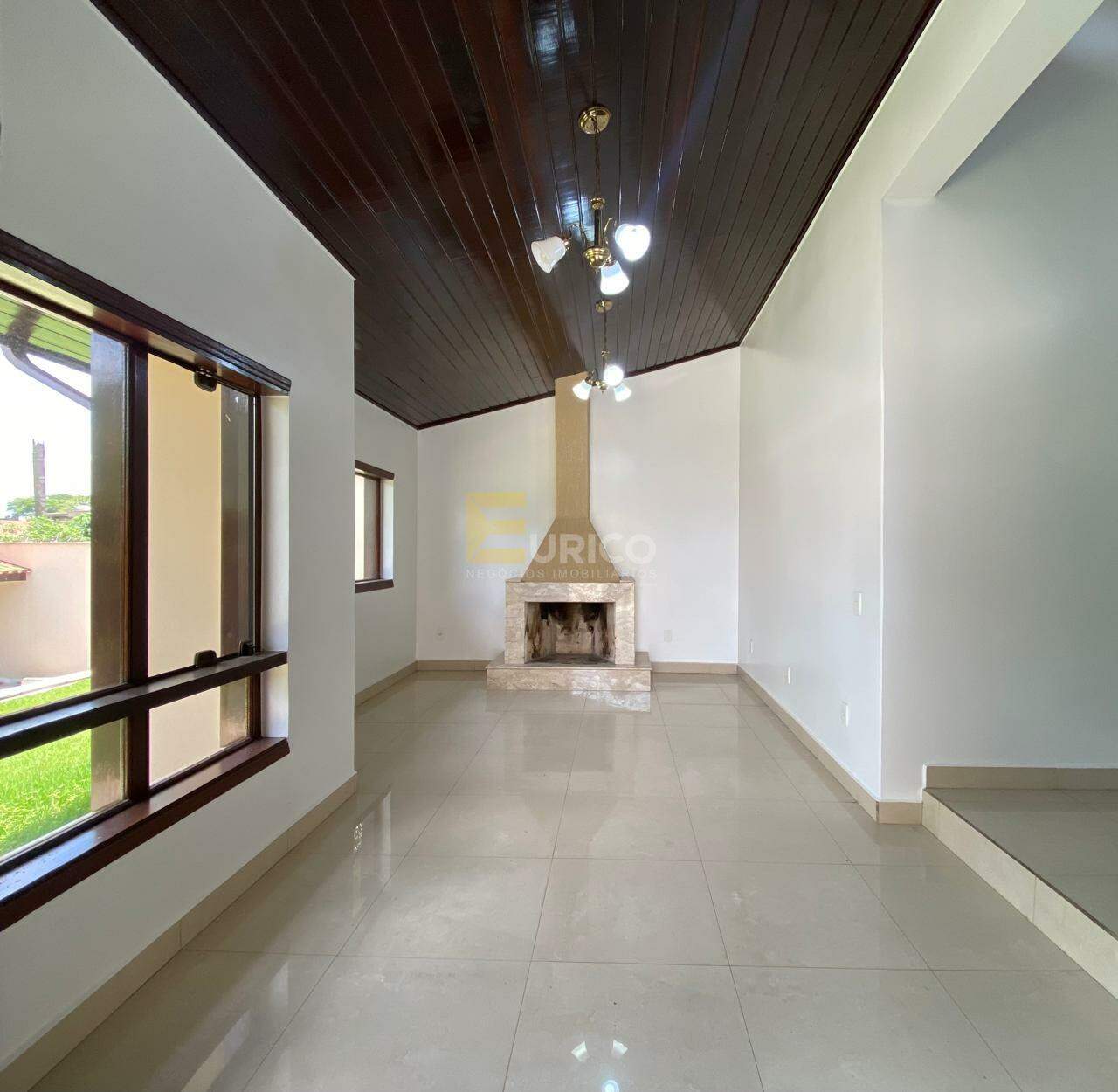 Casa em condomínio à venda no Marambaia em Vinhedo/SP: sala c/ lareira