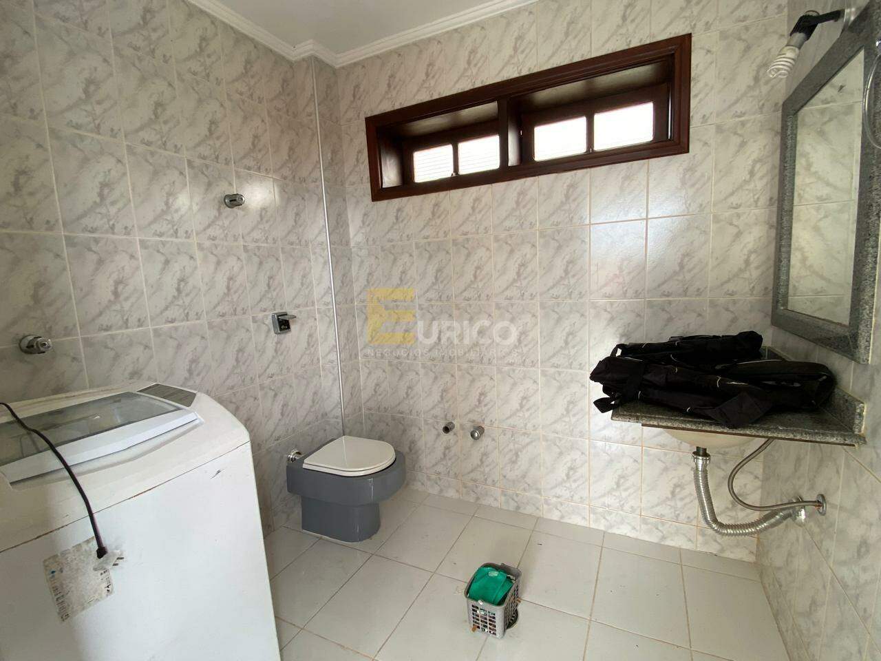 Casa em condomínio para aluguel no Condomínio Vista Alegre - Sede em Vinhedo/SP: BANHEIRO APOIO PISCINA