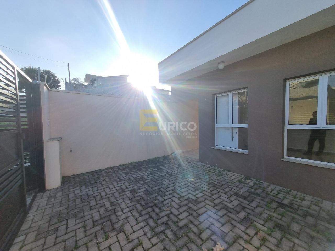 Casa à venda no Jd. Santa Rosa em Vinhedo/SP: Garagem descoberta 