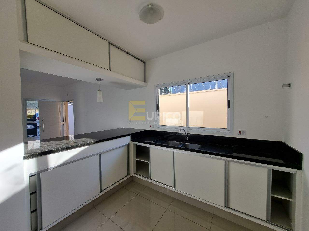 Casa à venda no Jd. Santa Rosa em Vinhedo/SP: Cozinha com armários