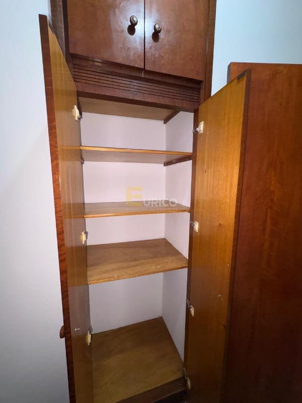 Casa à venda no Residencial Aquários em Vinhedo/SP: roupeiro corredor