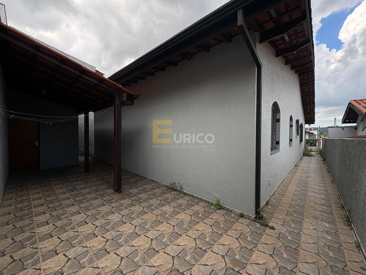 Casa à venda no Residencial Aquários em Vinhedo/SP: quintal + corredor lateral