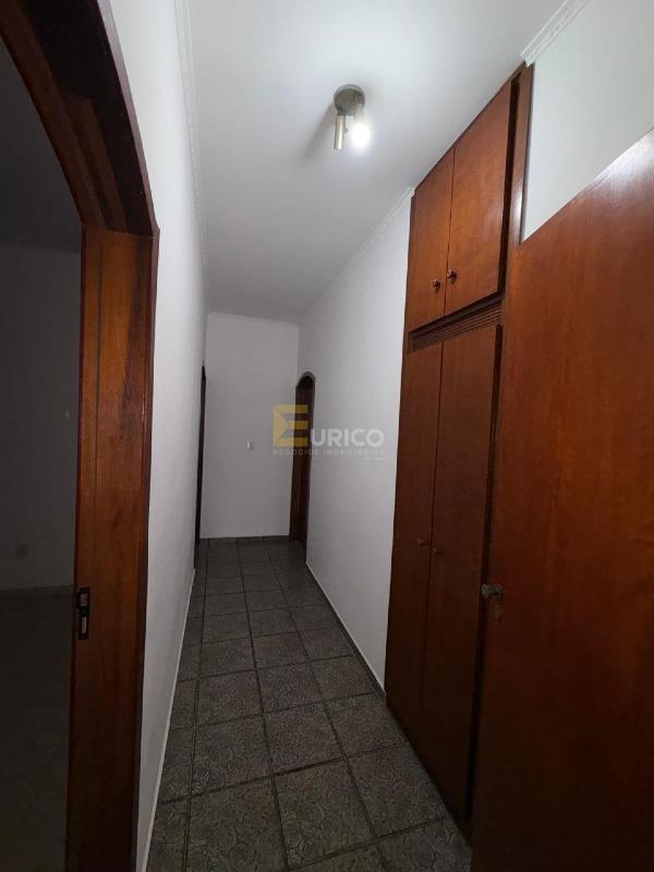 Casa à venda no Residencial Aquários em Vinhedo/SP: roupeiro corredor