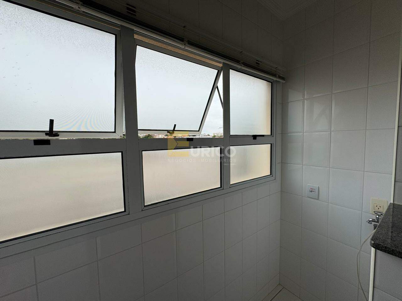 Apartamento para aluguel no Edifício Mont Blanc em Vinhedo/SP: LAVANDERIA