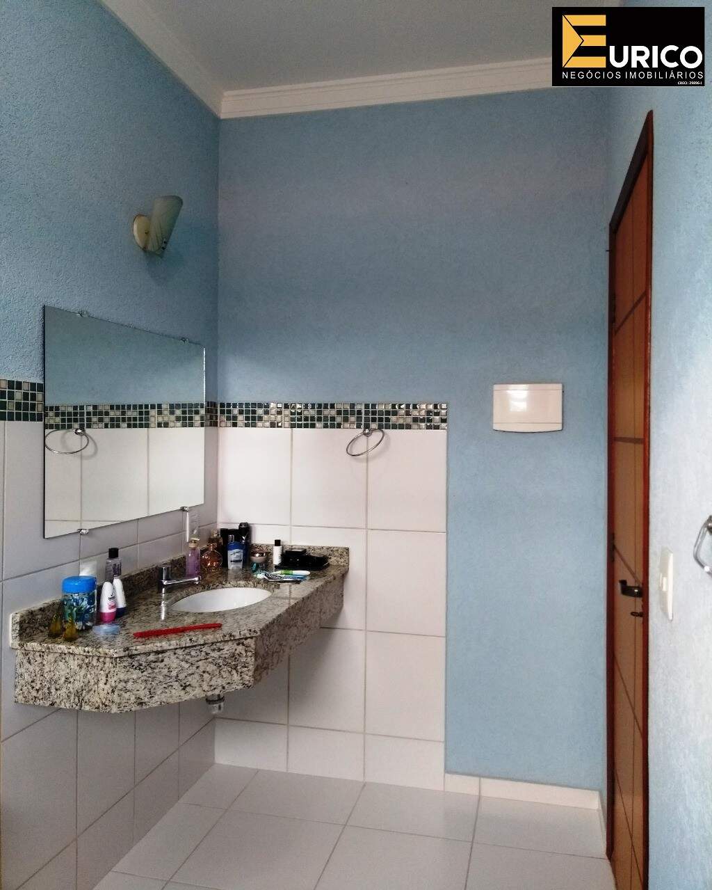 Casa em condomínio à venda no Condomínio Recanto Florido em Vinhedo/SP: Banheiro da suíte
