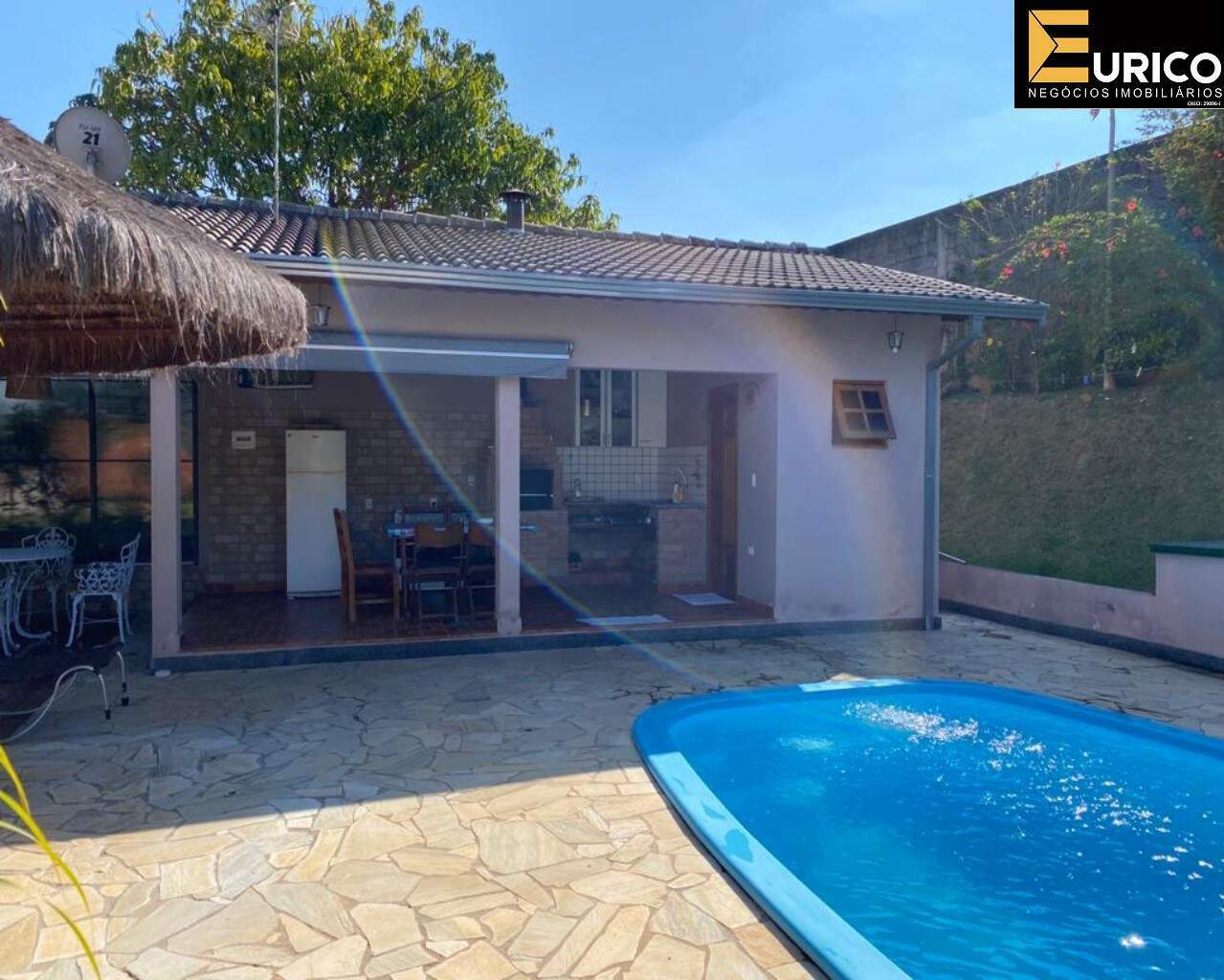 Casa em condomínio à venda no Condomínio Recanto Florido em Vinhedo/SP: Piscina com WC e churrasqueira