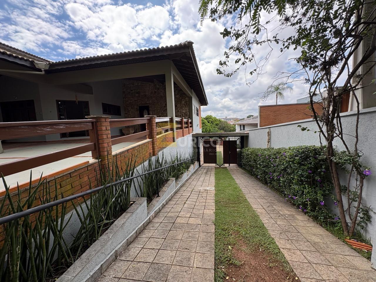 Casa em condomínio para aluguel no Condomínio Vista Alegre - Sede em Vinhedo/SP: entrada lateral