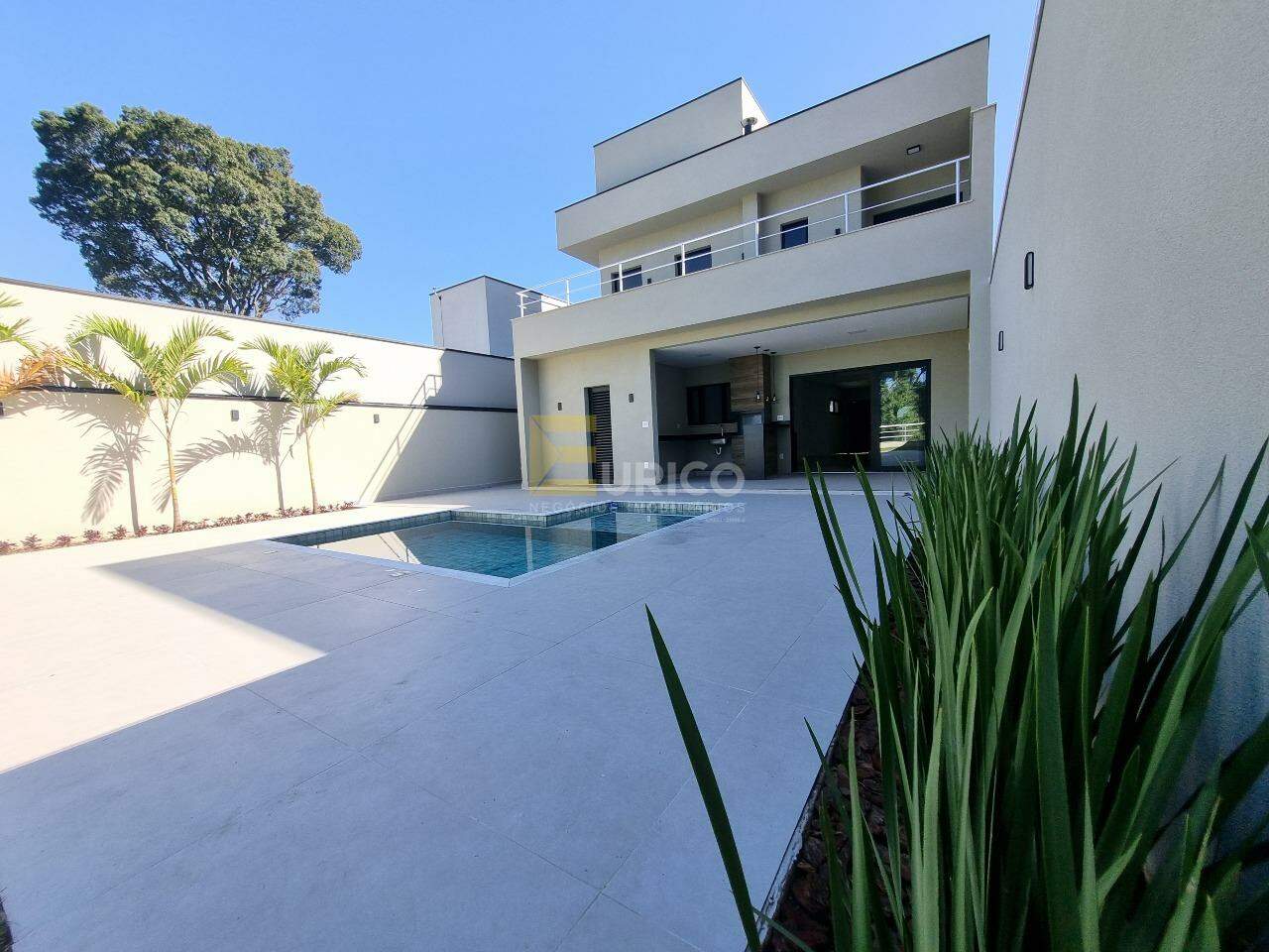 Casa em condomínio à venda no Condomínio Reserva da Mata em Vinhedo/SP: vista dos fundos com piscina 