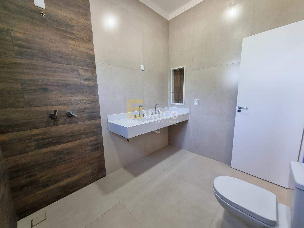 Casa em condomínio à venda no Condomínio Reserva da Mata em Vinhedo/SP: Banheiro suíte master