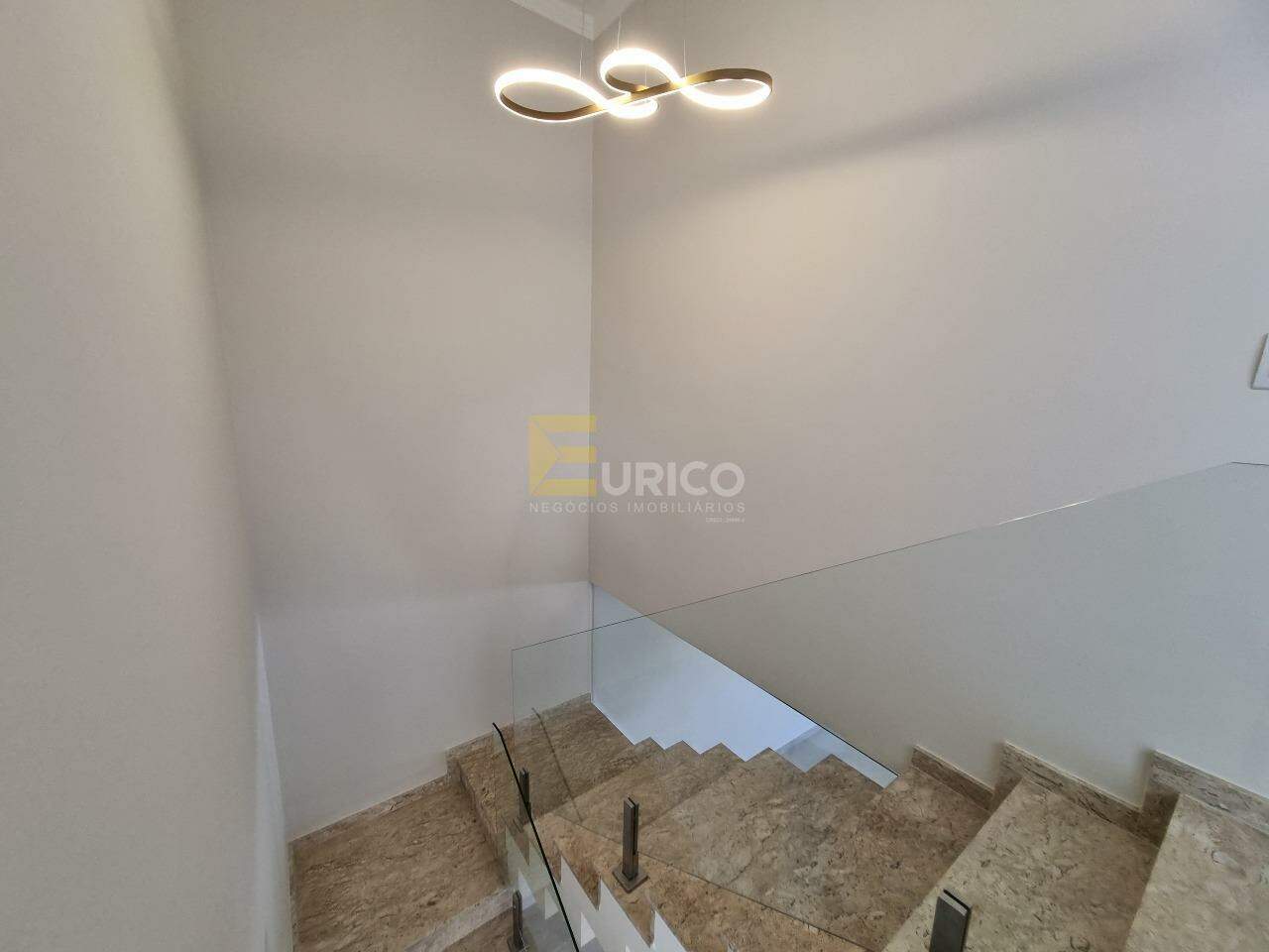 Casa em condomínio à venda no Condomínio Reserva da Mata em Vinhedo/SP: escadas para segundo piso 