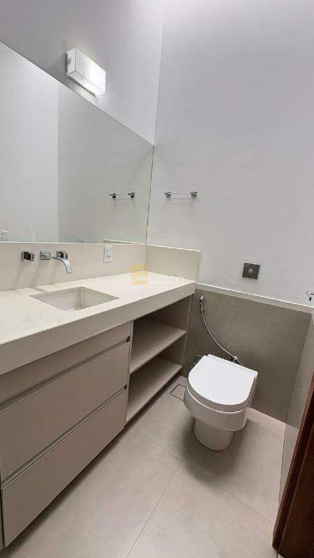 Casa em condomínio para aluguel no Condomínio Recanto dos Paturis em Vinhedo/SP: WC 1ª SUÍTE