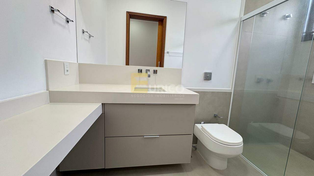 Casa em condomínio para aluguel no Condomínio Recanto dos Paturis em Vinhedo/SP: WC SUÍTE PRINCIPAL