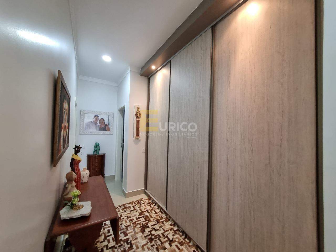 Casa em condomínio à venda no Condomínio Fiorella em Valinhos/SP: Roupeiro