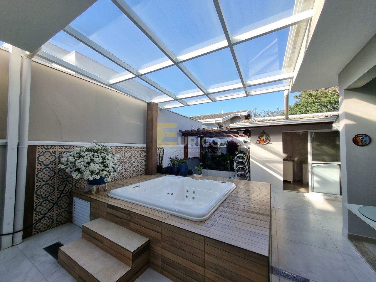 Casa em condomínio à venda no Condomínio Fiorella em Valinhos/SP: Jacuzzi 