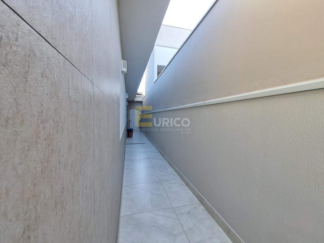 Casa em condomínio à venda no Condomínio Fiorella em Valinhos/SP: corredor lateral 