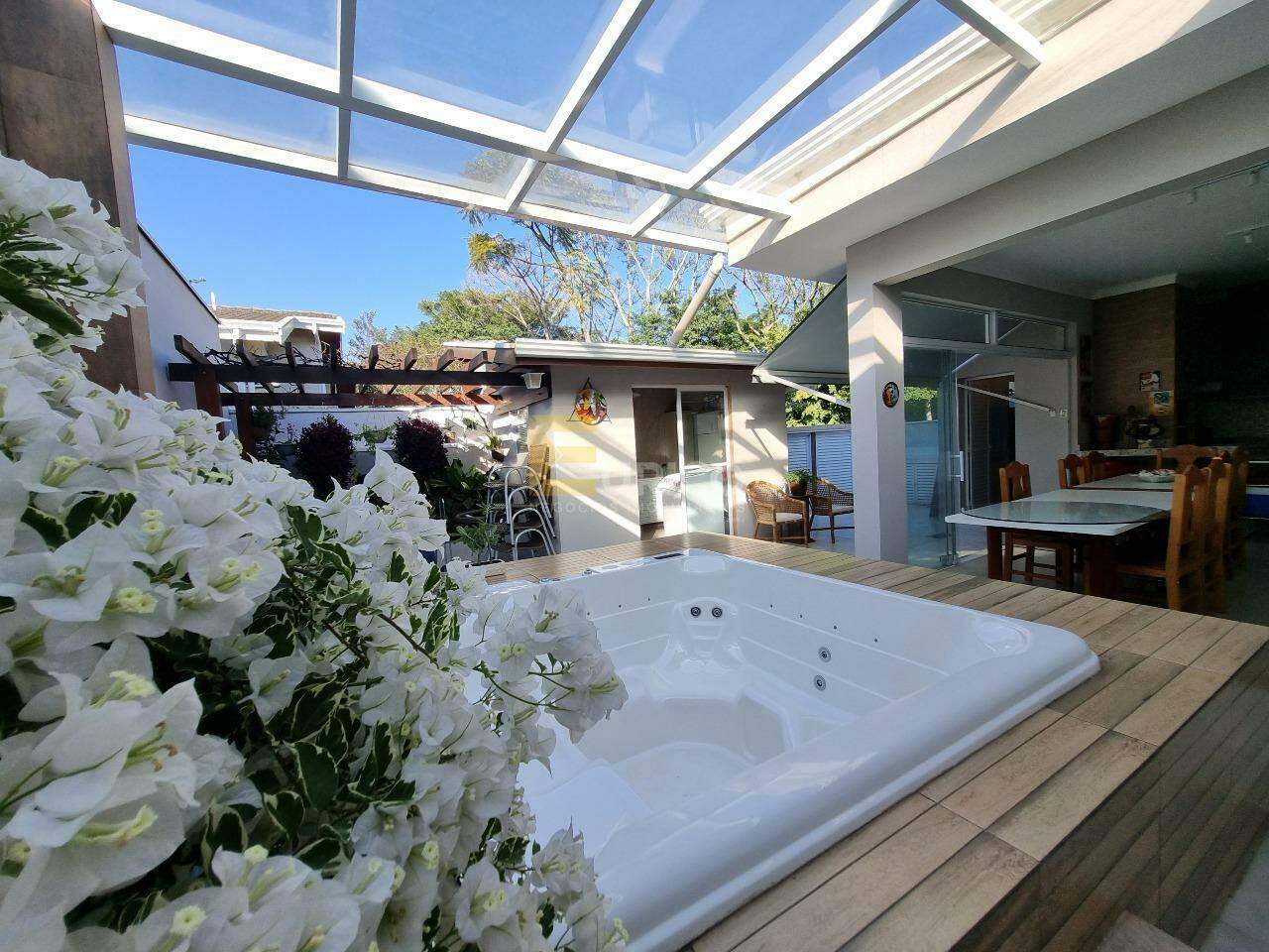 Casa em condomínio à venda no Condomínio Fiorella em Valinhos/SP: Jacuzzi na área externa 